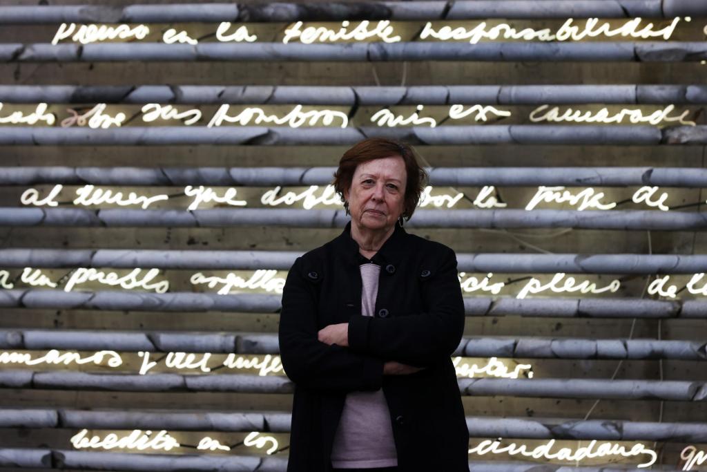 Angélica Prats, hija del general chileno Carlos Prats, posa durante una entrevista con EFE en el memorial dedicado a su padre -asesinado en Buenos Aires por el régimen de Augusto Pinochet-, el 19 de agosto de 2023, en el Museo de la Memoria y los Derechos Humanos de Santiago (Chile). EFE/Elvis González