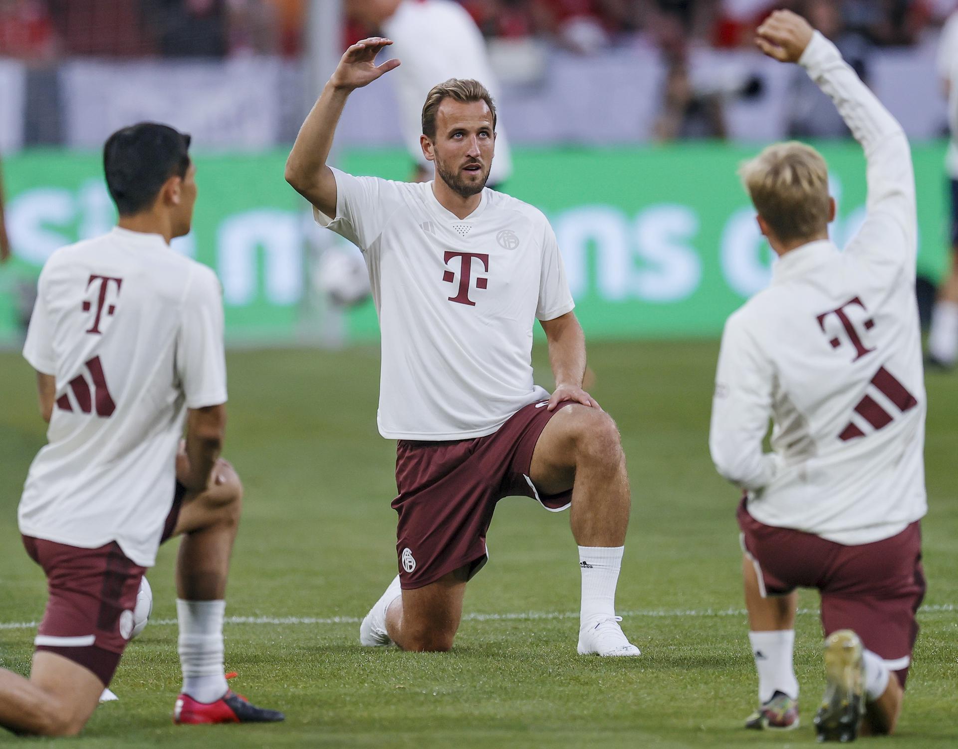 Bayern Munich's new player, Harry Kane (center), warms up before a German Super Cup soccer match between FC Bayern Munich and RB Leipzig in Munich, Germany, on 12 August 2023. EFE/EPA/RONALD WITTEK CONDITIONS - ATTENTION: The DFL regulations prohibit any use of photographs as image sequences and/or quasi-video.

