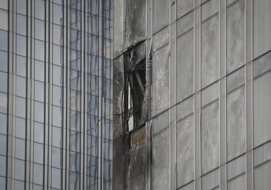 Un edificio dañado en el centro de negocios de la ciudad de Moscú