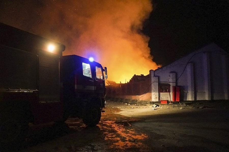 Una imagen proporcionada por la Administración Militar Regional de Khmelnytskyi muestra a los rescatistas ucranianos apagando un incendio en un almacén de desechos de maíz en Khmelnytskyi. E