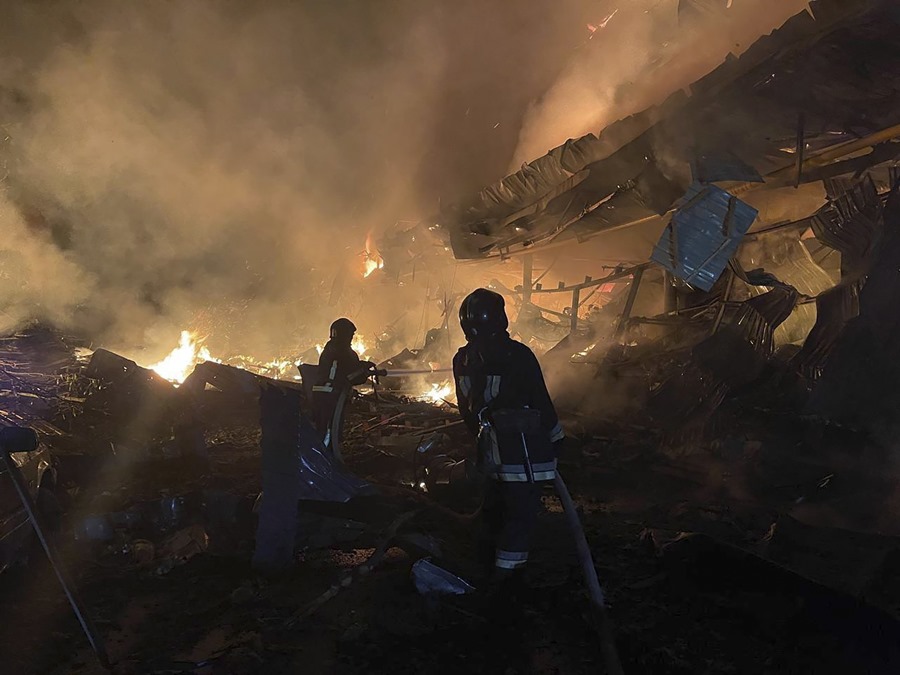Equipos de rescate en un edificio destruido hoy en la ciudad de Odesa
