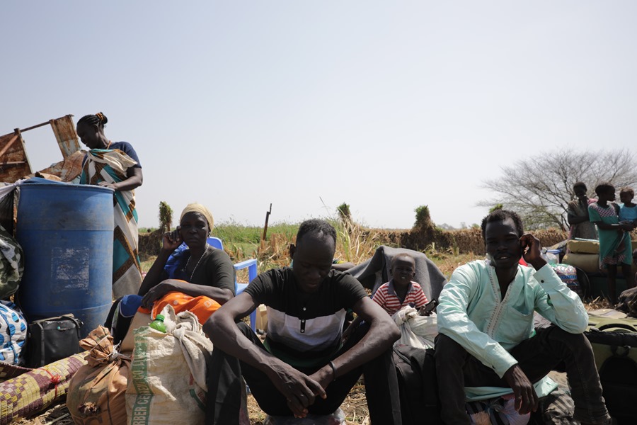 retornado de Sudán del Sur, y sus familiares se sientan en las cercanías del puerto fluvial de Renk 