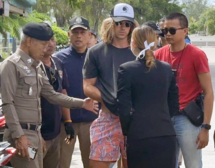 La policía de Tailandia junto al español Daniel Sancho (c), durante las investigaciones por el asesinato de un hombre colombiano