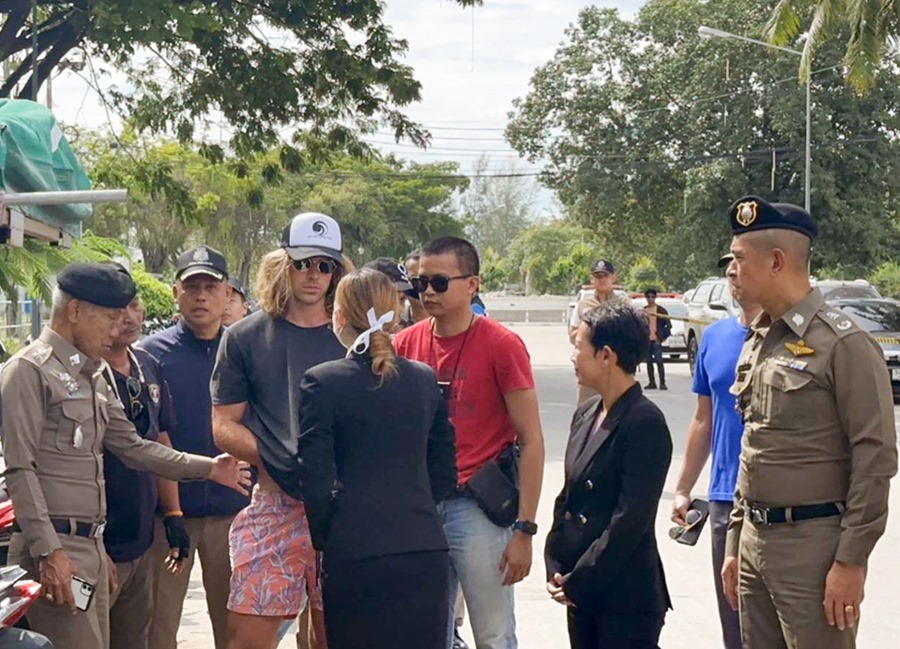 Policías tailandeses junto al español Daniel Sancho, durante las investigaciones llevadas a cabo hoy por el asesinato de un hombre colombiano, del que Sancho ha reconocido su autoría.