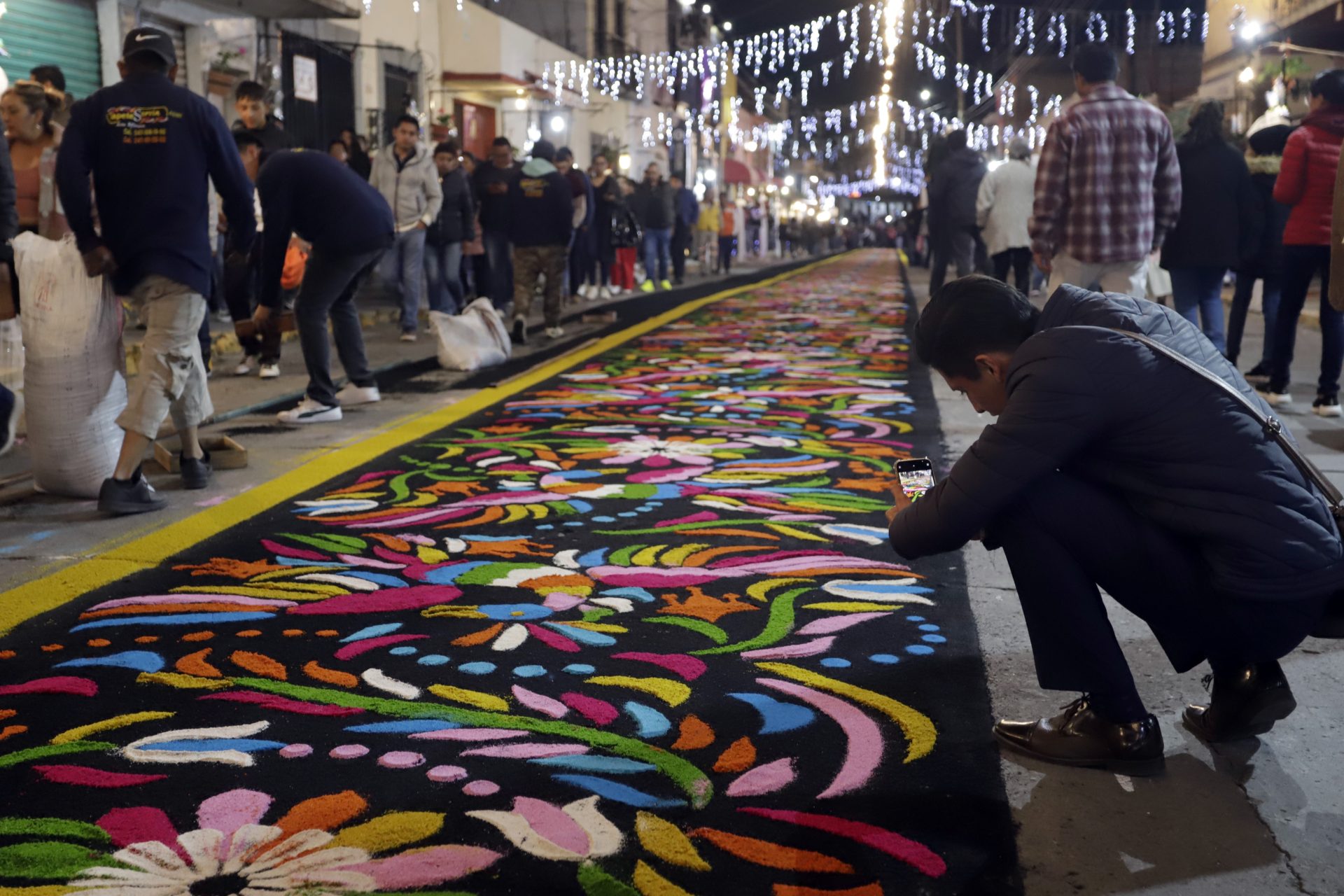 Artesanos elaboran tapetes de aserrín con distintos mosaicos y diseños el 14 de agosto de 2023 para celebrar la "Noche que Nadie Duerme", en el municipio de Huamantla, estado de Tlaxcala (México). EFE/Hilda Ríos