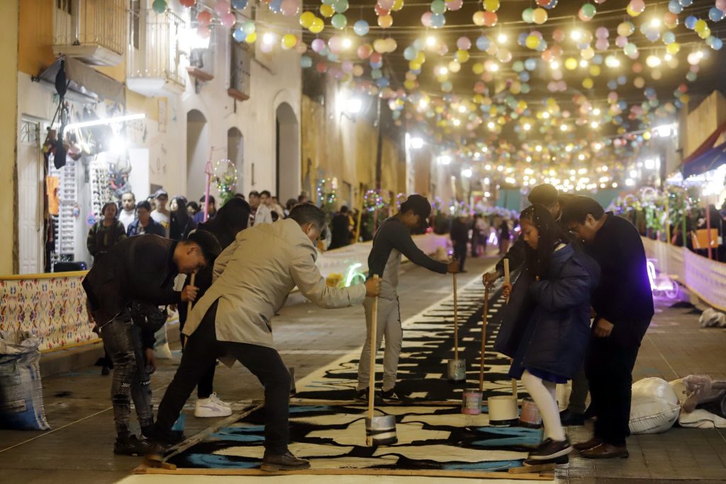 Artesanos elaboran tapetes de aserrín con distintos mosaicos y diseños el 14 de agosto de 2023 para celebrar la "Noche que Nadie Duerme", en el municipio de Huamantla, estado de Tlaxcala (México). EFE/Hilda Ríos