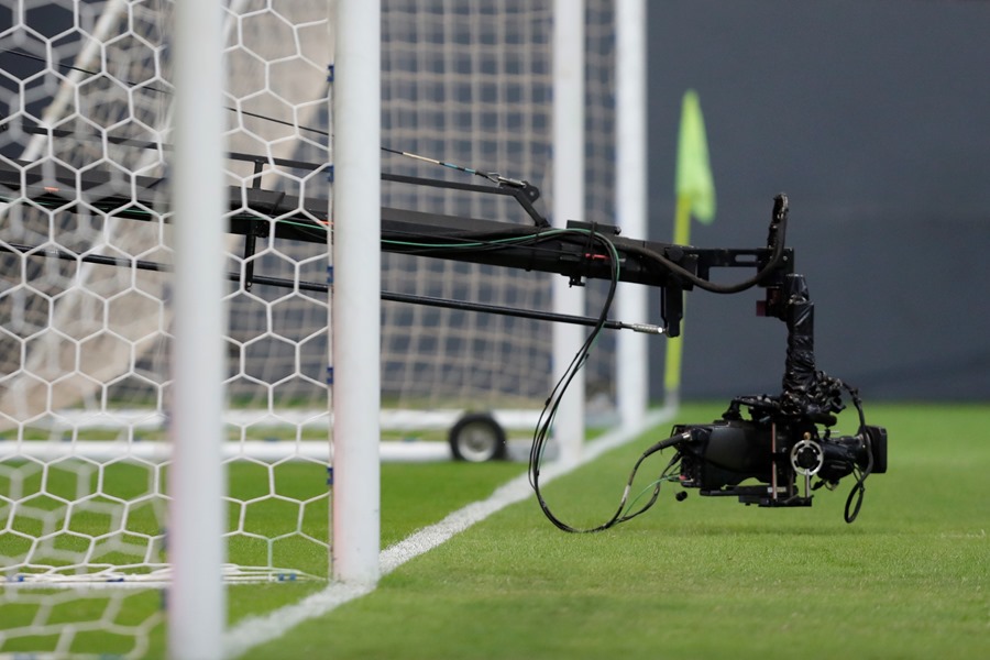 Una cámara televisiva en la retransmisión de un partido de fútbol.
