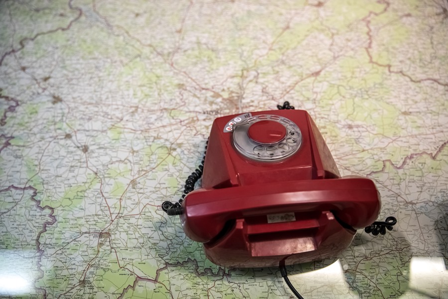Un teléfono rojo en una exhibición de un museo sobre la Guerra Fría.