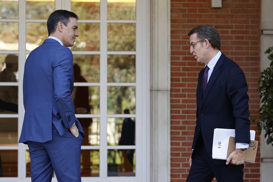El presidente del Gobierno en funciones, Pedro Sánchez y el líder del PP, Alberto Núñez Feijóo, durante una reunión en el Palacio de la Moncloa en Madrid