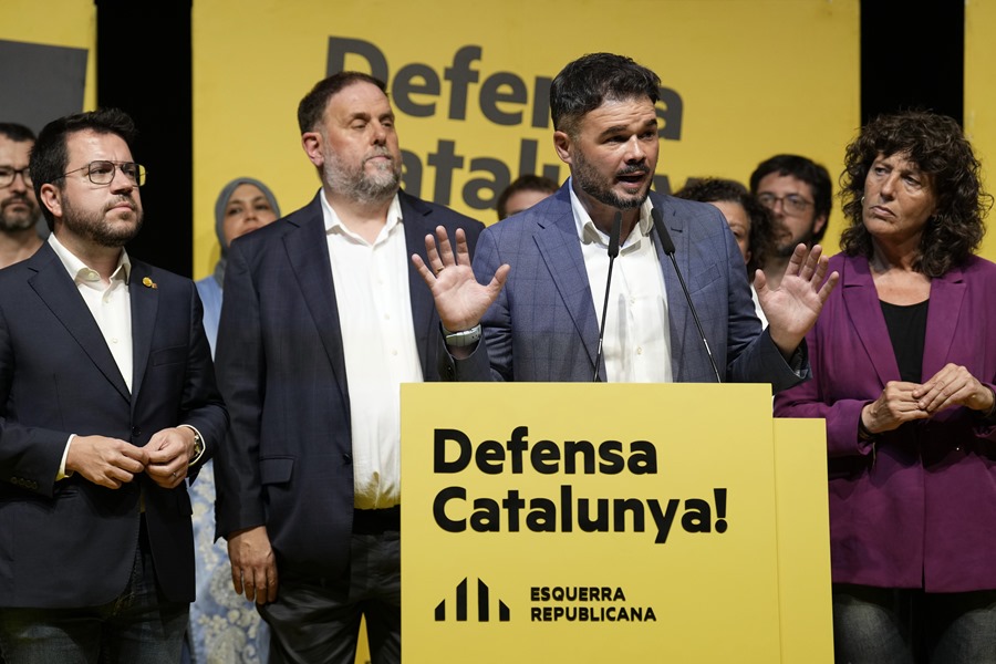 El cabeza de lista de ERC, Gabriel Rufián, junto al presidente de la Generalitat, Pere Aragonès (i), el presidente del partido, Oriol Junqueras (2i), y la número dos de la candidatura, Teresa Jordà (d),