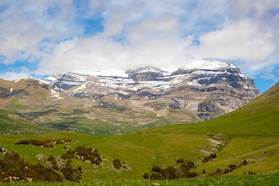 La bajada de las temperaturas dejó este domingo nieve en los Pirineos