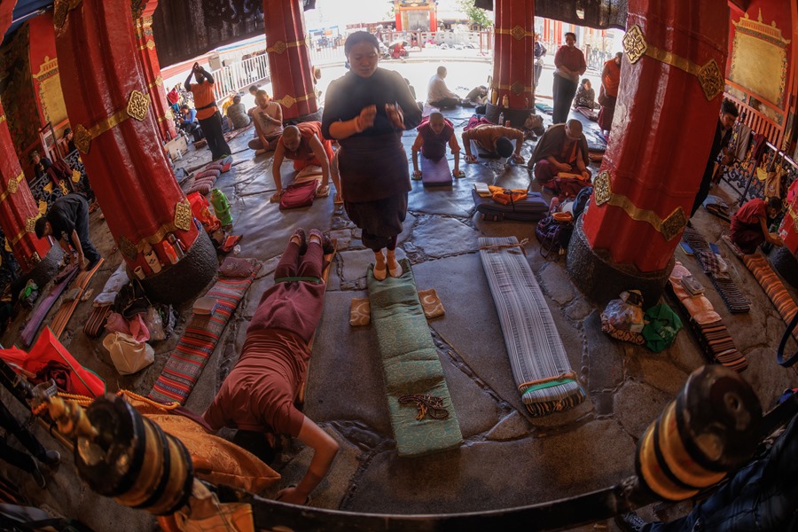 Peregrinos rezan en el templo Jokhang, en Lhasa, región autónoma del Tíbet, China, el16 de junio de 2023.