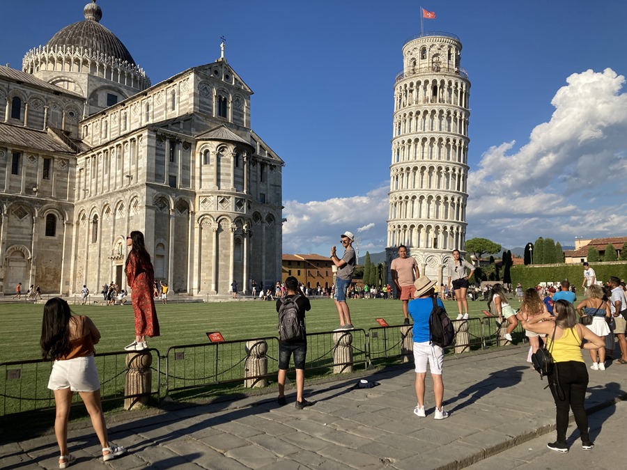 Un grupo de turistas junto a la Torre de Pisa que celebra su 850 aniversario.