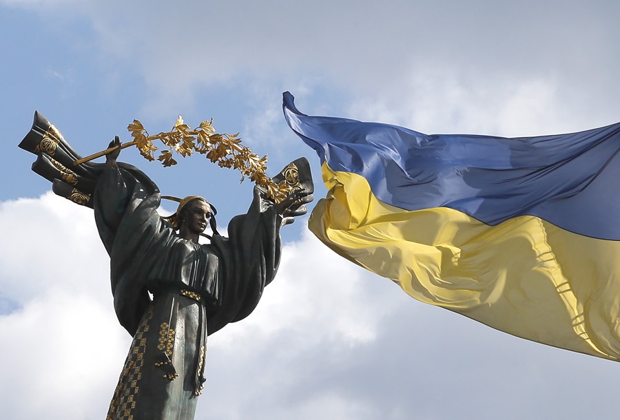 Una bandera ucraniana ondea junto al Monumento a la Independencia en la Plaza de la Independencia en el centro de Kiev