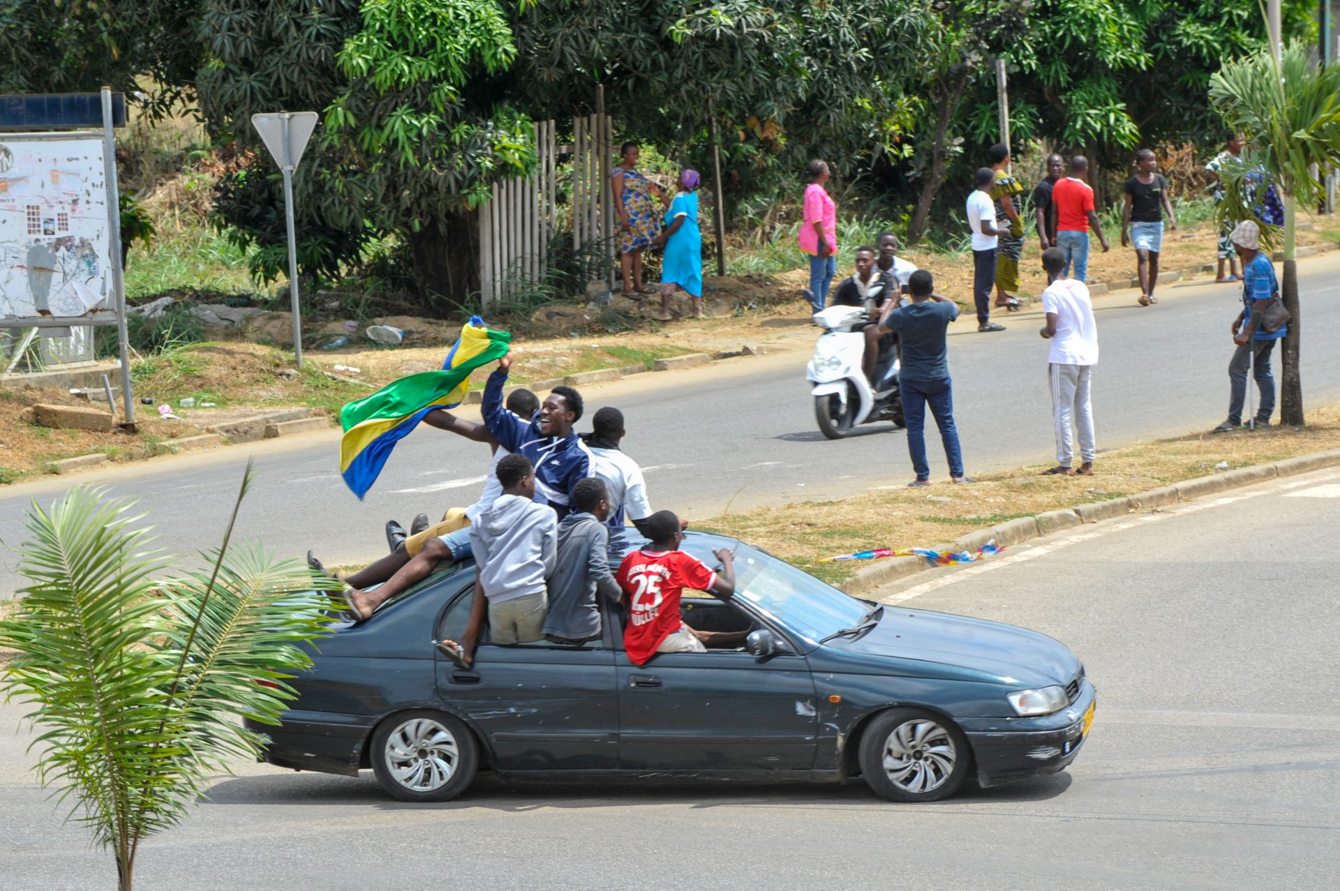 Personas celebran el golpe militar en Gabón.