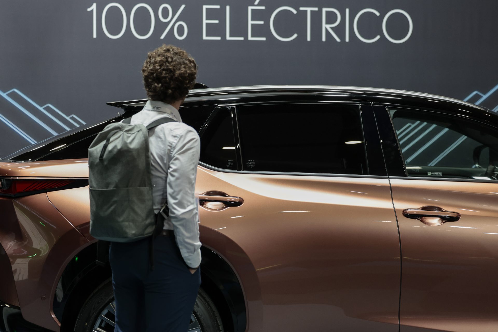 Una persona contempla un coche eléctrico en el eMobility Expo World Congress.