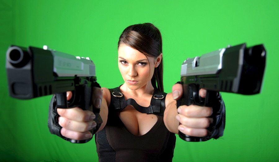 La modelo Alison Carroll posa para un photocall vestida de la heroína Lara Croft en Hamburgo, Alemania. 