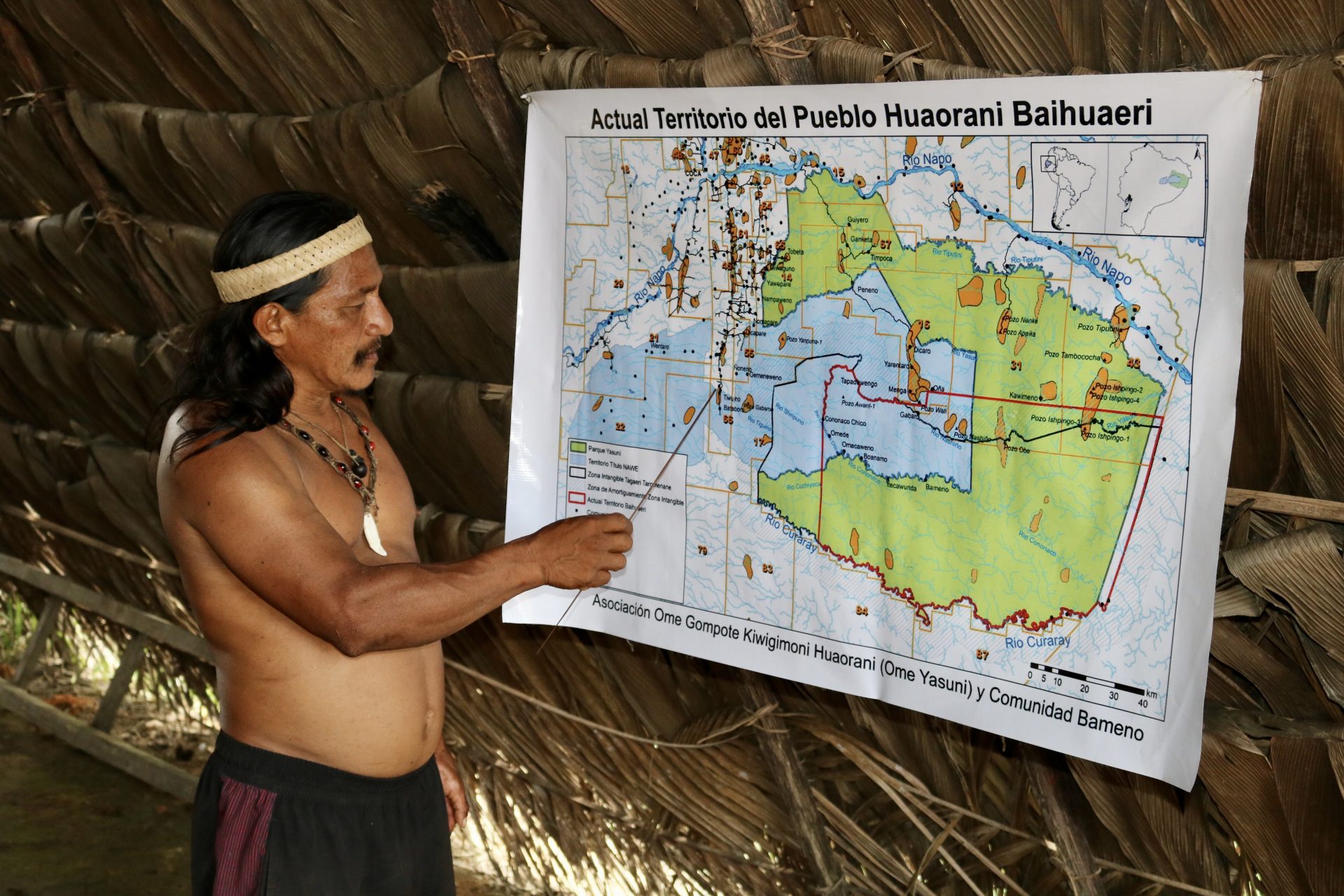 Penti Bahua, líder de la comunidad nativa de Bameno, del pueblo indígena waorani, revisa el 30 de julio de 2023 un mapa del Parque Nacional Yasuní (Ecuador). EFE/Iván Izurieta