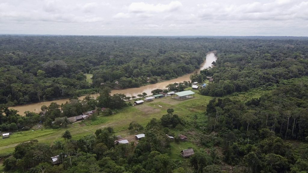 Fotografía aérea que muestra la comunidad nativa de Bameno, el 30 de julio de 2023 en el Parque Nacional Yasuní (Ecuador). EFE/Iván Izurieta
