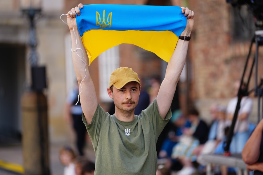 Un hombre con la bandera ucraniana se encuentra fuera del Parlamento danés