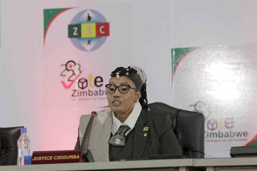 La presidenta de la Comisión Electoral de Zimbabwe (ZEC), Priscilla Chigumba, anuncia los resultados de las elecciones presidenciales