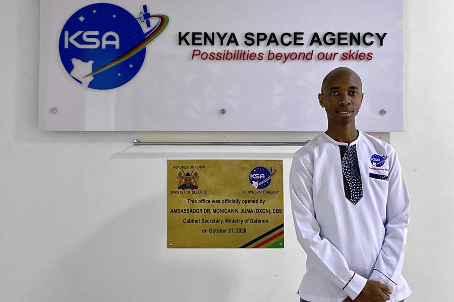 El subdirector interino de infraestructura e instalaciones espaciales de la Agencia Espacial de Kenia (KSA), Marc Ndonga, reivindica su avance en la industria aeroespacial.