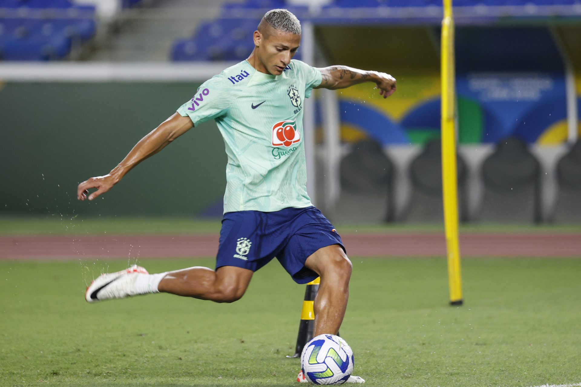Richarlison patea un balón durante un entrenamiento en Brasil.
