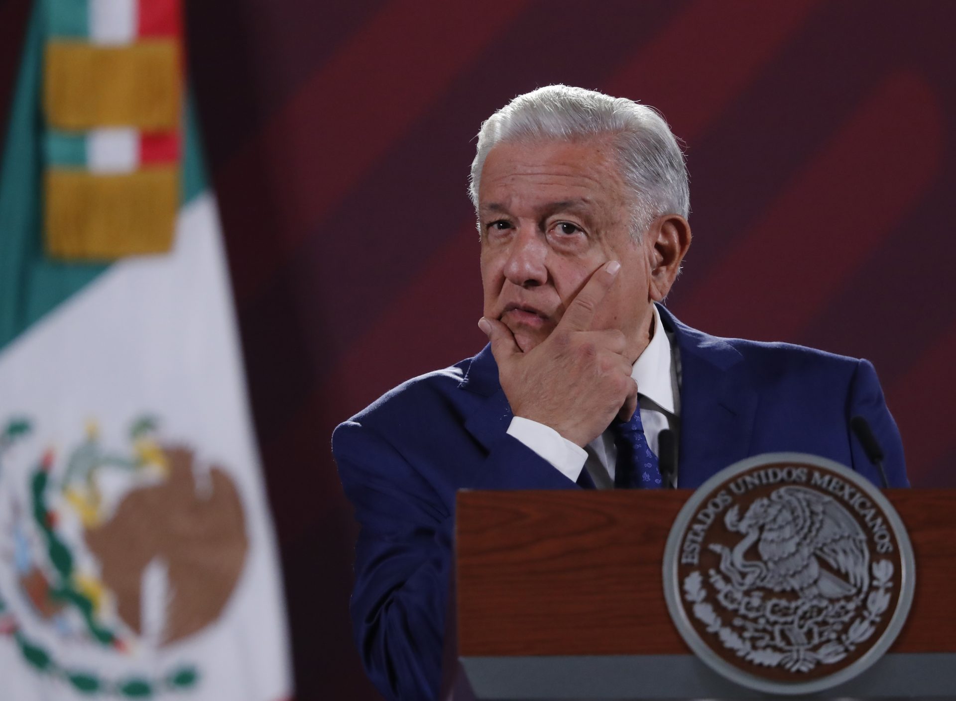 El presidente de México, Andrés Manuel López Obrador, habla durante su rueda de prensa matutina hoy, en el Palacio Nacional en la Ciudad de México (México), en la que se refirió a la extradición de Ovidio Guzmán a EE.UU. EFE/Mario Guzmán