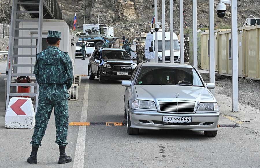 Militares azeríes hacen guardia en el puesto de control del corredor Lachin, que conecta la región de Nagorno-Karabaj con Armenia.
