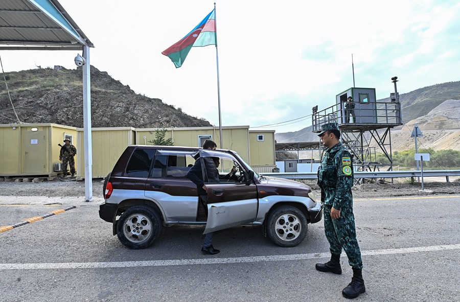 Un militar azerí controla la salida de civiles armenios de Nagorno-Karabaj en el corredor de Lachin este lunes