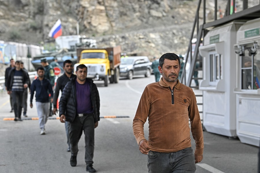 Civiles armenios cruzan un puesto de control en la entrada del corredor Lachin, que conecta la región de Nagorno-Karabaj con Armenia