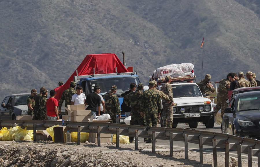 Militares armenios revisan los automóviles de los desplazados de Nagorno-Karabaj que quieren cuzar la frontera con Azerbaiyán cerca de la aldea de Kornidzor, Armenia