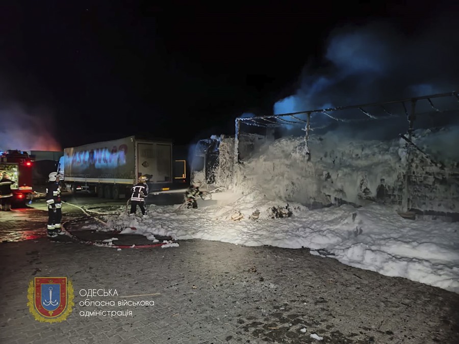 labores de extinción del incendio declarado en una infraestructura portuaria en la región,  tras un ataque con drones rusos. 