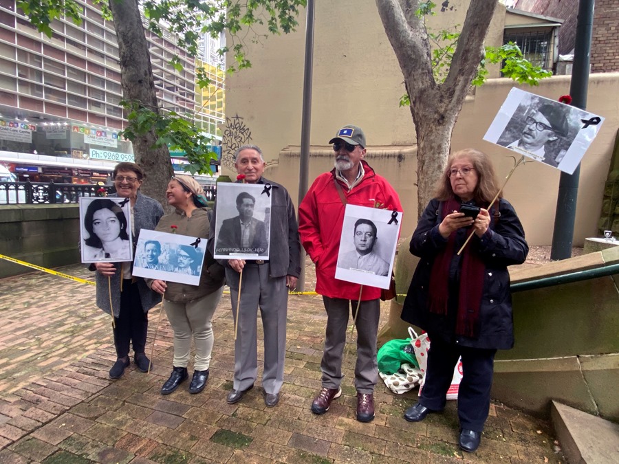 Activistas chilenos ante un tribunal de justicia de Sidney, tras el juicio sobre la extradición a Chile de la exagente Adriana Rivas, en octubre de 2022