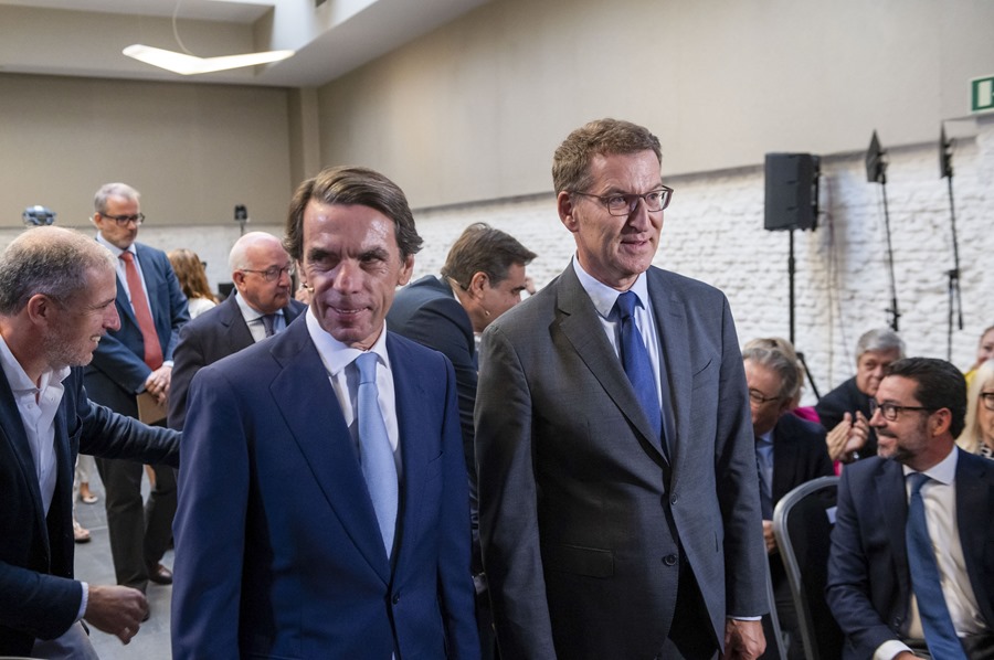 El candidato del PP a la investidura, Alberto Núñez Feijóo (d), y el expresidente del Gobierno José María Aznar 