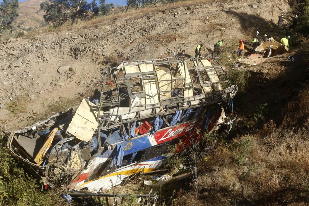 Vista de un bus accidentado cuando se dirigía a Lima (Perú), en agosto de 2021. EFE/Félix Ingaruca