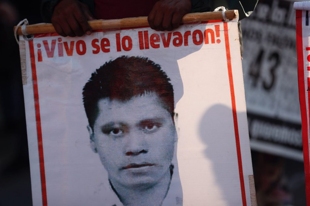 Padres y madres de los 43 jóvenes desaparecidos de Ayotzinapa en septiembre de 2014, realizan una manifestación multitudinaria para conmemorar el noveno aniversario de los 43 mexicanos desaparecidos de Ayotzinapa, el 26 de septiembre de 2023, en Ciudad de México (México). EFE/ Sáshenka Gutiérrez