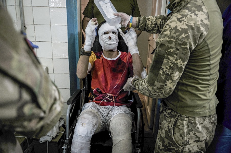 Médicos militares tratan a los heridos en un punto de estabilización cerca de la ciudad fronteriza de Bajmut, en el este de Ucrania.