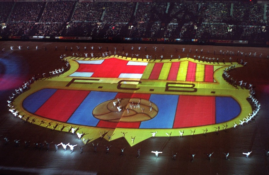 Escudo del FC Barcelona en el césped del estadio Camp Nou