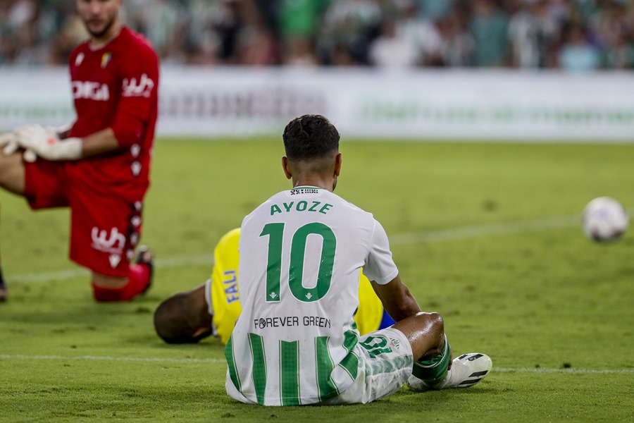 El delantero del Real Betis Ayoze del Betis tras fallar una ocasion ante el Cádiz CF durante el partido de liga disputado en el estadio Benito Villamarín de Sevilla. 