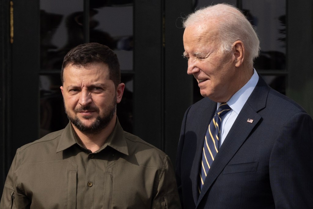 El presidente estadounidense, Joe Biden (d), recibe a su homólogo de Ucrania, Volodímir Zelenski, en la Casa Blanca, este 21 de septiembre de 2023, en Washington. EFE/Michael Reynolds