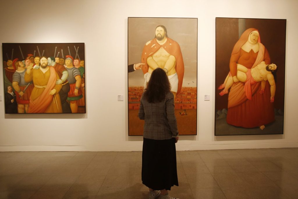 Una mujer observa algunas de las obras del artista colombiano Fernando Botero durante un acto conmemorativo por la celebración de sus 90 años, en el Museo de Antioquia en Medellín (Colombia), en una fotografía de archivo. EFE/Luis Eduardo Noriega A.
