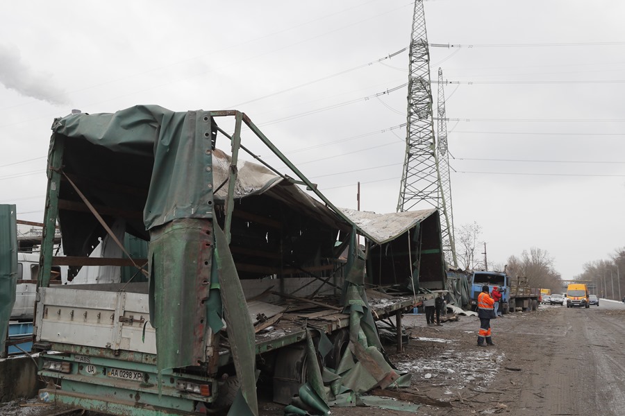Un camión dañado tras un ataque contra Kiev