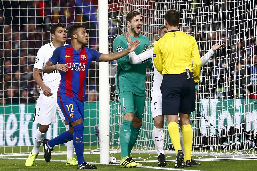 El portero alemán del París Saint Germain Kevin Trapp protesta al árbitro de línea durante el partido de vuelta de octavos de final de la Liga de Campeones ante FC Barcelona