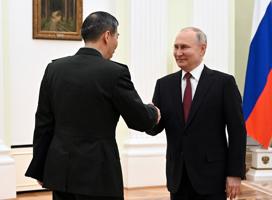 El presidente ruso, Vladimir Putin (d) saludaba al ministro chino de Defensa, Li Shangfu (i) antes de una reunión en Moscú el pasado mes de abril