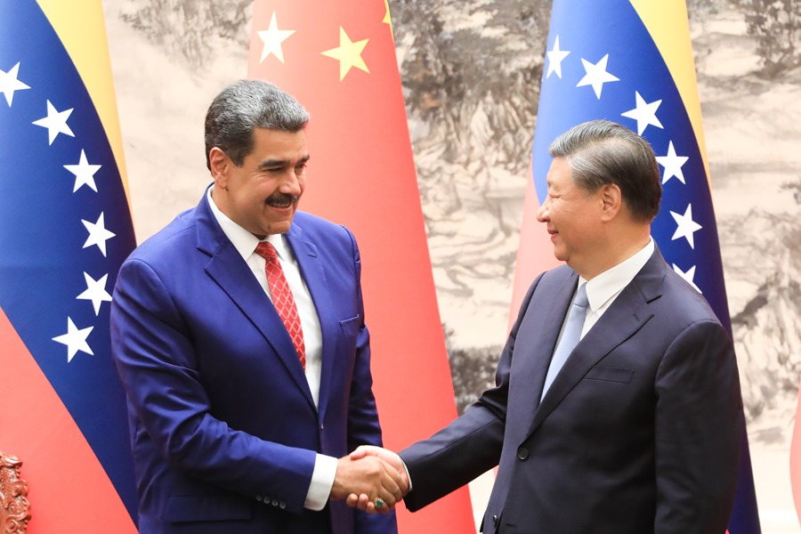 Fotografía cedida por Prensa Miraflores que muestra al presidente venezolano, Nicolás Maduro (i), durante con el presidente de China, Xi Jinping, durante su encuentro en Pekín.