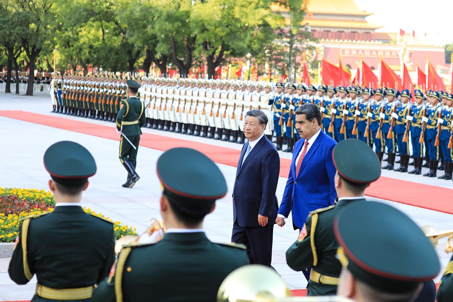 Fotografía cedida por Prensa Miraflores que muestra al presidente venezolano, Nicolás Maduro (d) con el presidente de China, Xi Jinping (c), en Pekín