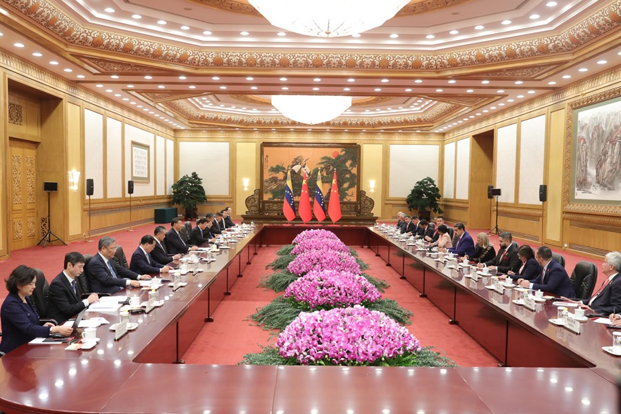 Fotografía cedida por Prensa Miraflores que muestra al presidente venezolano, Nicolás Maduro (c-d), durante una reunión con el presidente de China, Xi Jinping (c-i), en el Gran Palacio del Pueblo de Pekín