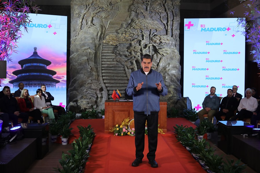 Fotografía cedida por la oficina de prensa del Palacio de Miraflores del presidente venezolano, Nicolás Maduro, durante la emisión de su programa semanal Maduro+  el pasado lunes, desde la provincia de Shandong (China)