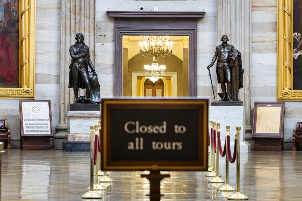 Vista del interior vacío del Capitolio de EE.UU., sede del Congreso estadounidense, este 25 de septiembre de 2023, en Washington. EFE/Jim Lo Scalzo